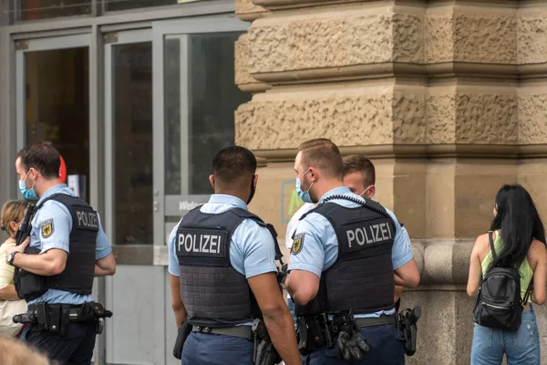 Frankfurt Main Deutschland Juni 2020 Unerkennbare Deutsche Polizisten Mit Schutzmasken — Stockfoto