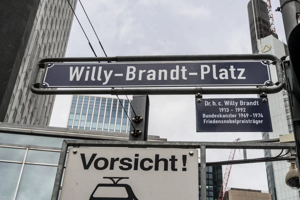 フランクフルト マイン ドイツ 2020年6月27日 Willy Brandt Platz通り名記号 1992年までは劇場広場と呼ばれていたが 元首相のウィリー ブラントにちなんで名付けられた — ストック写真