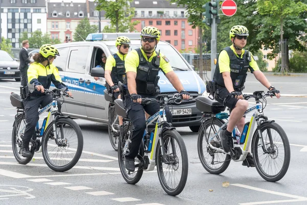 Frankfurt Main Juni 2020 Deutsche Polizisten Mit Gelben Helmen Und — Stockfoto