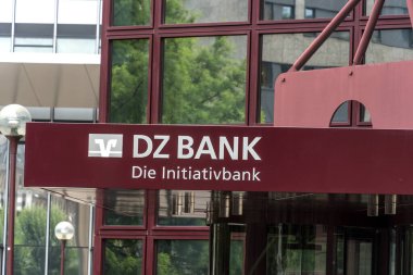 Frankfurt am Main, Almanya - 28 Haziran 2020: DZ Bank şubesinin imzası. DZ Bank AG, varlık büyüklüğü bakımından Almanya 'nın en büyük ikinci bankası ve 900' den fazla kooperatif bankanın merkez kurumu.