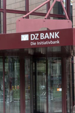 Frankfurt am Main, Almanya - 28 Haziran 2020: DZ Bank şubesinin imzası. DZ Bank AG, varlık büyüklüğü bakımından Almanya 'nın en büyük ikinci bankası ve 900' den fazla kooperatif bankanın merkez kurumu.