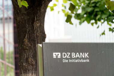 Frankfurt am Main, Almanya - 28 Haziran 2020: DZ Bank şubesinin imzası. DZ Bank AG, varlık büyüklüğü bakımından Almanya 'nın en büyük ikinci bankası ve 900' den fazla kooperatif bankanın merkez kurumu.
