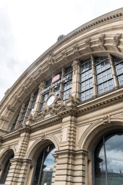 Frankfurt am Main, Almanya - 28 Haziran 2020: Frankfurt Hauptbahnhof merkez istasyonu cephesi
