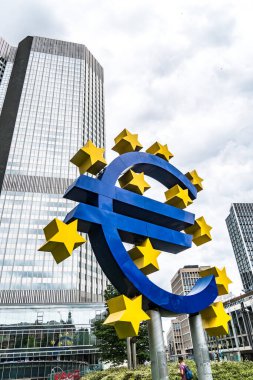 Frankfurt am Main, Almanya - 28 Haziran 2020: Avrupa Merkez Bankası önünde kurulan Euro-Skulptur (Euro-Skulptur), bir Euro işareti ve etrafında 12 yıldız gösteren elektronik tabela