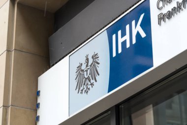 Frankfurt am Main, Almanya - 28 Haziran 2020: Frankfurt 'taki Sanayi ve Sanayi Odası için İngilizce hizmet merkezinin imzası.