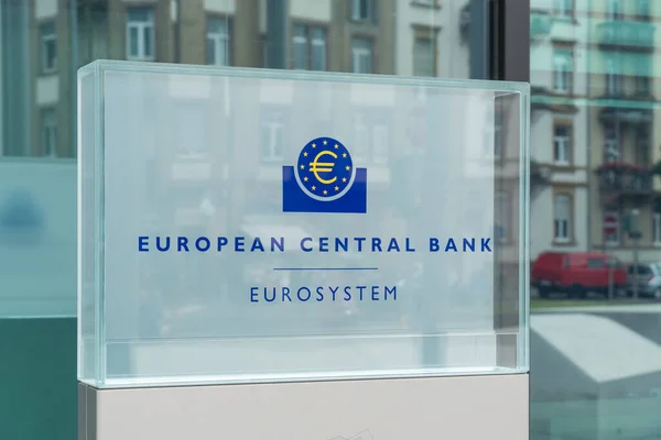 Frankfurt am Main, Almanya - 28 Haziran 2020: Ostend 'de bulunan Avrupa Merkez Bankası ECB bayrağı