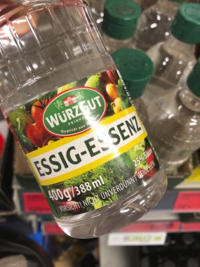 Berlin, Almanya - 8 Temmuz 2020 Wrzgut Essigessenz, Alman sirke özü.