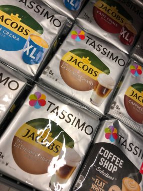 Berlin, Almanya - 8 Temmuz 2020: Tassimo yeniden kullanılamaz plastik içecek bölmeleri, T-Diskler