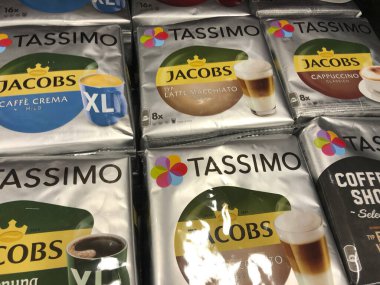 Berlin, Almanya - 8 Temmuz 2020: Tassimo yeniden kullanılamaz plastik içecek bölmeleri, T-Diskler
