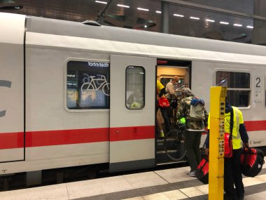 Berlin, Almanya - 9 Temmuz 2020: Deutsche Bahn 'ın Şehirlerarası Treni ve tıbbi maske takan çalışanlar ve yolcular