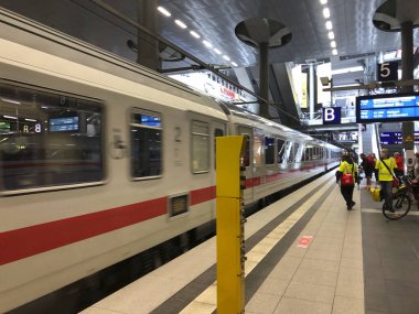 Berlin, Almanya - 9 Temmuz 2020: Deutsche Bahn 'ın Şehirlerarası Treni ve tıbbi maske takan çalışanlar ve yolcular