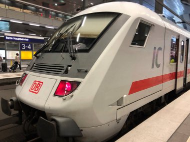 Berlin, Almanya - 9 Temmuz 2020: Deutsche Bahn 's Intercity (IC) treni