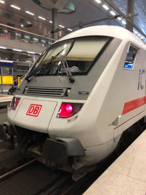 Berlin, Almanya - 9 Temmuz 2020: Deutsche Bahn 's Intercity (IC) treni