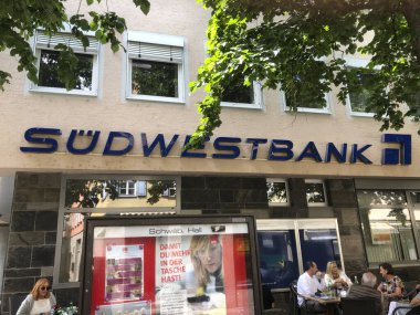 Schwbisch Hall, Almanya - 11 Temmuz 2020: Almanya 'nın güneybatısında bir bölgesel banka olan Sdwestbank şubesinin imzası