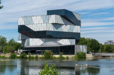 Heilbronn, Almanya - 10 Temmuz 2020: Alman mimar Sauerbruch Hutton 'un ziyaretçi merkezi Neckar Nehri yakınındaki Deney Bilim Merkezi