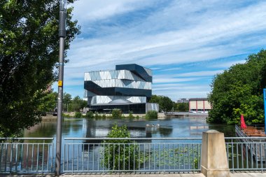 Heilbronn, Almanya - 10 Temmuz 2020: Alman mimar Sauerbruch Hutton 'un ziyaretçi merkezi Neckar Nehri yakınındaki Deney Bilim Merkezi