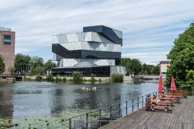Heilbronn, Almanya - 10 Temmuz 2020: Alman mimar Sauerbruch Hutton 'un ziyaretçi merkezi Neckar Nehri yakınındaki Deney Bilim Merkezi