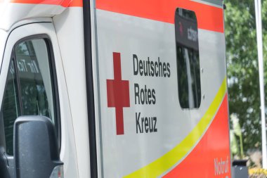 Heilbronn, Almanya - 10 Temmuz 2020: Alman Kızılhaç (Deutsches Rotes Kreuz) tarafından yapılan ambulans servisi. Alman Kızıl Haçı (Almanca: 