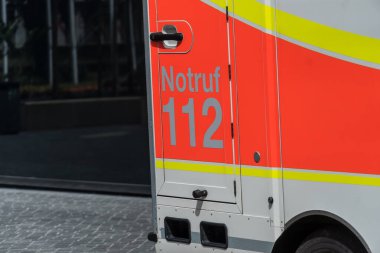 Heilbronn, Almanya - 10 Temmuz 2020: Alman Kızılhaç (Deutsches Rotes Kreuz) tarafından yapılan ambulans servisi. Alman Kızıl Haçı (Almanca: 