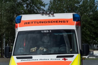 Heilbronn, Almanya - 10 Temmuz 2020: Alman Kızılhaç (Deutsches Rotes Kreuz) tarafından yapılan ambulans servisi. Alman Kızıl Haçı (Almanca: 