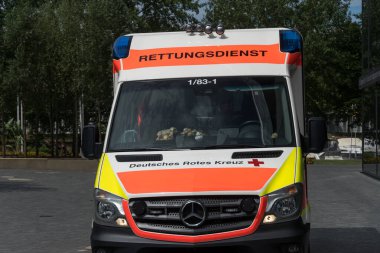 Heilbronn, Almanya - 10 Temmuz 2020: Alman Kızılhaç (Deutsches Rotes Kreuz) tarafından yapılan ambulans servisi. Alman Kızıl Haçı (Almanca: 