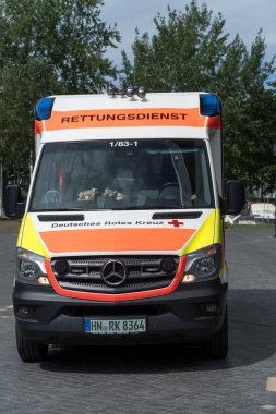 Heilbronn, Almanya - 10 Temmuz 2020: Alman Kızılhaç (Deutsches Rotes Kreuz) tarafından yapılan ambulans servisi. Alman Kızıl Haçı (Almanca: 