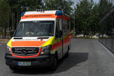Heilbronn, Almanya - 10 Temmuz 2020: Alman Kızılhaç (Deutsches Rotes Kreuz) tarafından yapılan ambulans servisi. Alman Kızıl Haçı (Almanca: 