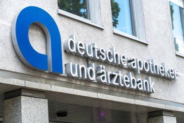 Heilbronn, Almanya - 10 Temmuz 2020: Deutsche Apotheker- und rztebank imzası. Deutsche Apotheker- und Aerztebank eG (ApoBank, Alman eczacılar ve hekimler bankası) bir işbirliği bankasıdır.