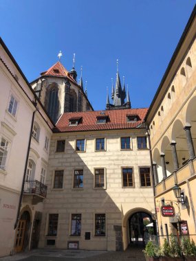 Prag, Çek Cumhuriyeti - 23 Temmuz 2020: Tn Yard Ungelt blok binaları, muhtemelen 11. yüzyılda Granovsk Sarayı ile inşa edilmiş en önemli tarihi yapılardan biri.