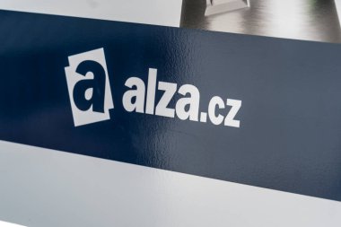 Prag, Çek Cumhuriyeti - 23 Temmuz 2020: Alza.cz e-ticaret mağazası, en büyük çevrimiçi tüketici elektronik perakendecilerinden biri.