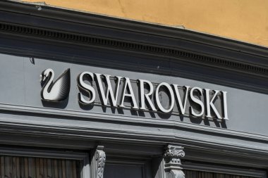 Prag, Çek Cumhuriyeti - 23 Temmuz 2020: Swarovski mağazası tabelası. Avusturyalı kristal üreticisi, şirket mücevher ve aksesuar üretiyor