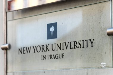 Prag, Çek Cumhuriyeti - 23 Temmuz 2020: New York Üniversitesi 'nin bayrağı. New York Üniversitesi (New York Üniversitesi), New York 'ta bulunan özel bir araştırma üniversitesidir.