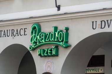 Prag, Çek Cumhuriyeti - 23 Temmuz 2020: Prazdroj tabelası. Plzesk Prazdroj, İngilizce 'de Pilsner Urquell Bira Fabrikası olarak bilinir.