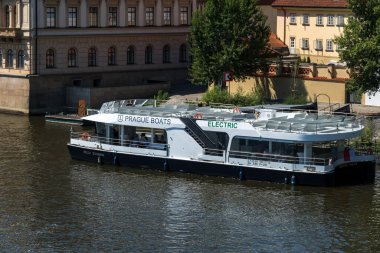 Prag, Çek Cumhuriyeti - 23 Temmuz 2020: Prag Tekneleri elektrikli kruvazörü Bella Bohemia Vltava Nehri boyunca yelken açıyor