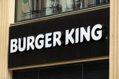Prag, Çek Cumhuriyeti - 23 Temmuz 2020: Burger King amblemi. 1953 'te kurulan Burger King, Amerikan fast food restoranları zinciri.