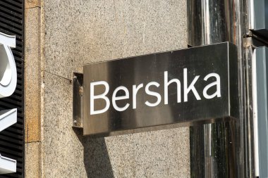 Prag, Çek Cumhuriyeti - 23 Temmuz 2020: Bershka mağaza tabelası. Bershka bir giyim perakende şirketi. İspanyol Inditex grubunun bir parçasıdır.