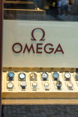 Prag, Çek Cumhuriyeti - 23 Temmuz 2020: Omega saatleri bir mağaza vitrininde sergilenmektedir. Omega SA İsviçreli lüks bir saat tamircisidir.
