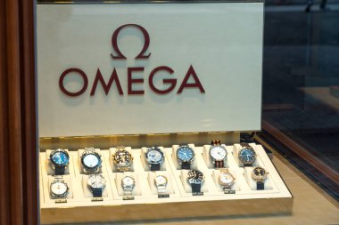 Prag, Çek Cumhuriyeti - 23 Temmuz 2020: Omega saatleri bir mağaza vitrininde sergilenmektedir. Omega SA İsviçreli lüks bir saat tamircisidir.
