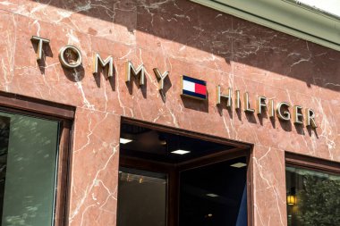 Prag, Çek Cumhuriyeti - 23 Temmuz 2020: Tommy Hilfiger mağaza tabelası. Tommy Hilfiger Corporation, Amerikan Premium Giyim Şirketi 'dir. Giysi, ayakkabı, aksesuar ve parfüm üretir.