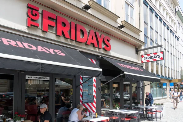 Prag, Çek Cumhuriyeti - 23 Temmuz 2020: TGI Fridays Amerikan restoranının imzası