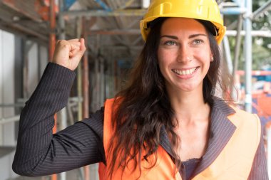 Neşeli ve güzel bayan mühendis çok güzel bir jest yapıyor.