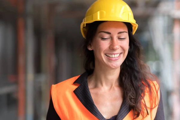 Framifrån Porträtt Leende Kvinnlig Fabriksarbetare Gul Skyddshjälm — Stockfoto