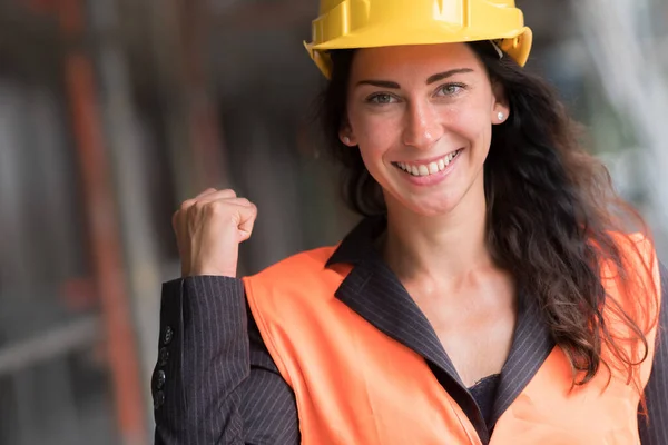 Glada Och Vackra Kvinnliga Ingenjör Visar Hurrah Gest — Stockfoto