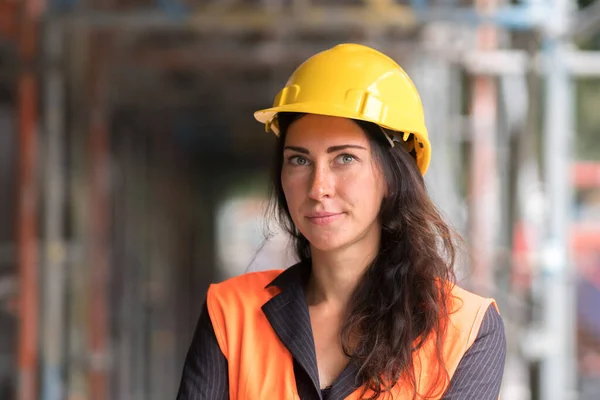 Framifrån Porträtt Attraktiv Kvinnlig Fabriksarbetare Bär Gul Skyddshjälm — Stockfoto