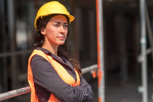 Porträtt Vacker Kvinnlig Fabriksarbetare Med Skyddshjälm Och Skyddsväst Som Poserar — Stockfoto