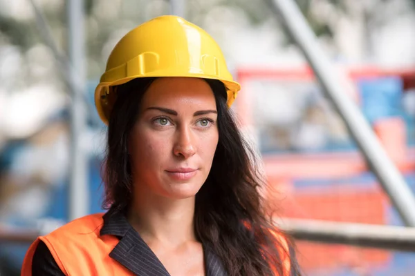 Söt Fabrik Kvinnlig Anställd Bär Gul Skyddshjälm — Stockfoto