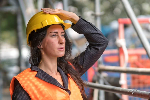 Retrato Trabalhador Construção Segurando Fixando Seu Capacete Segurança — Fotografia de Stock