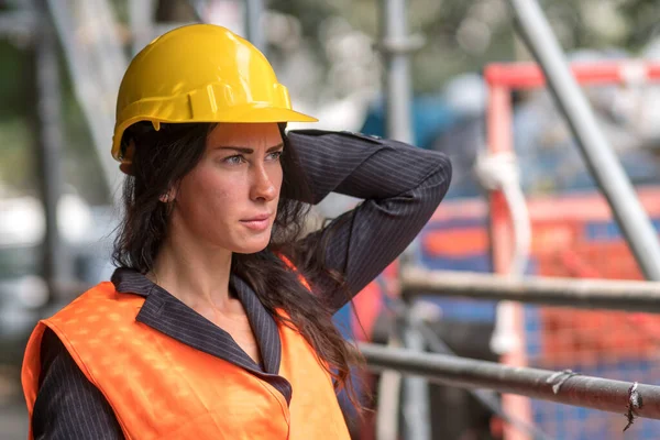 Porträtt Byggarbetare Som Håller Och Fixerar Sin Skyddshjälm — Stockfoto