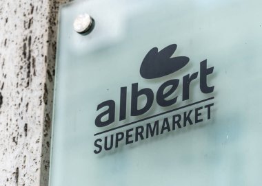 Prag, Çek Cumhuriyeti - 23 Temmuz 2020: Albert Süpermarket tabelası. Albert esk republika, Hollanda merkezli Ahold Delhaize grubunun Çek Cumhuriyeti 'nde faaliyet gösteren bir bölümüdür.