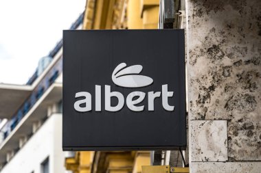 Prag, Çek Cumhuriyeti - 23 Temmuz 2020: Albert Süpermarket tabelası. Albert esk republika, Hollanda merkezli Ahold Delhaize grubunun Çek Cumhuriyeti 'nde faaliyet gösteren bir bölümüdür.